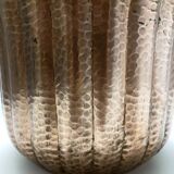 Cache-pot / vase rond en cuivre gaufré dans le style d'Egidio Casagrande