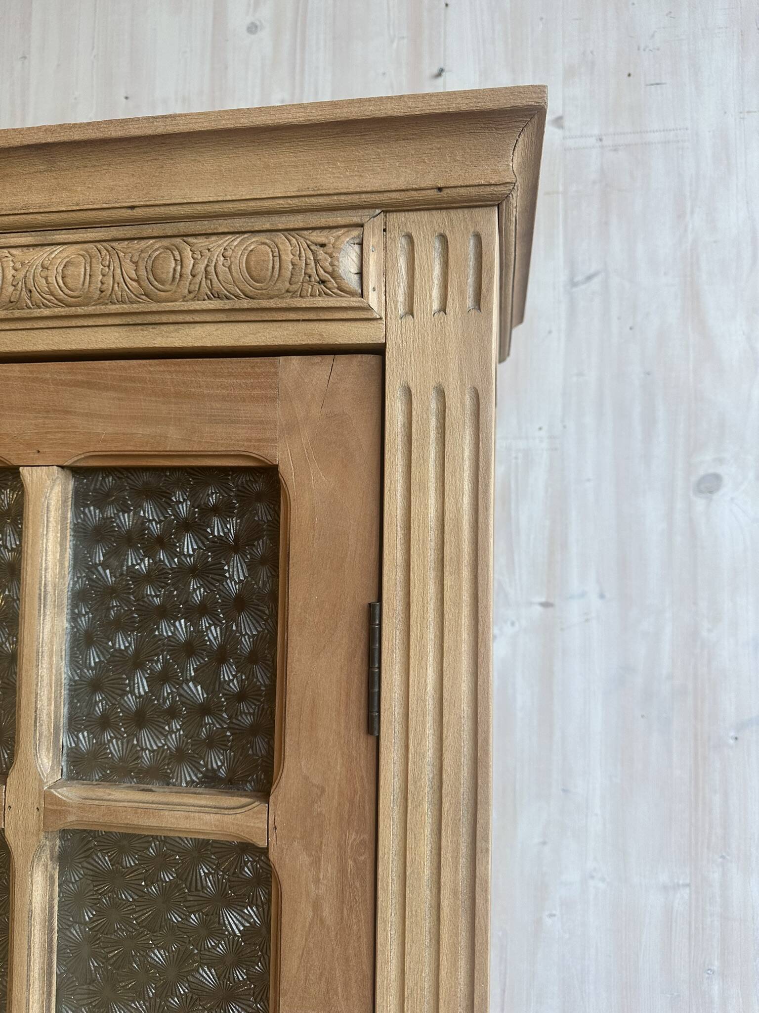 Antique display cabinet in oak and walnut, Louis XVI style.