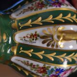Très grande tasse en porcelaine de Limoges décor de fleurs fond vert fait main signée
