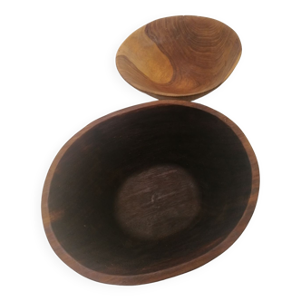 Set of two salad bowls carved in wood