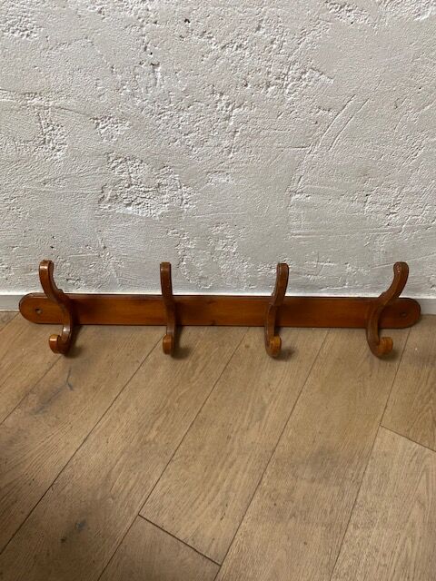 Curved wooden wall rack 4 hangers