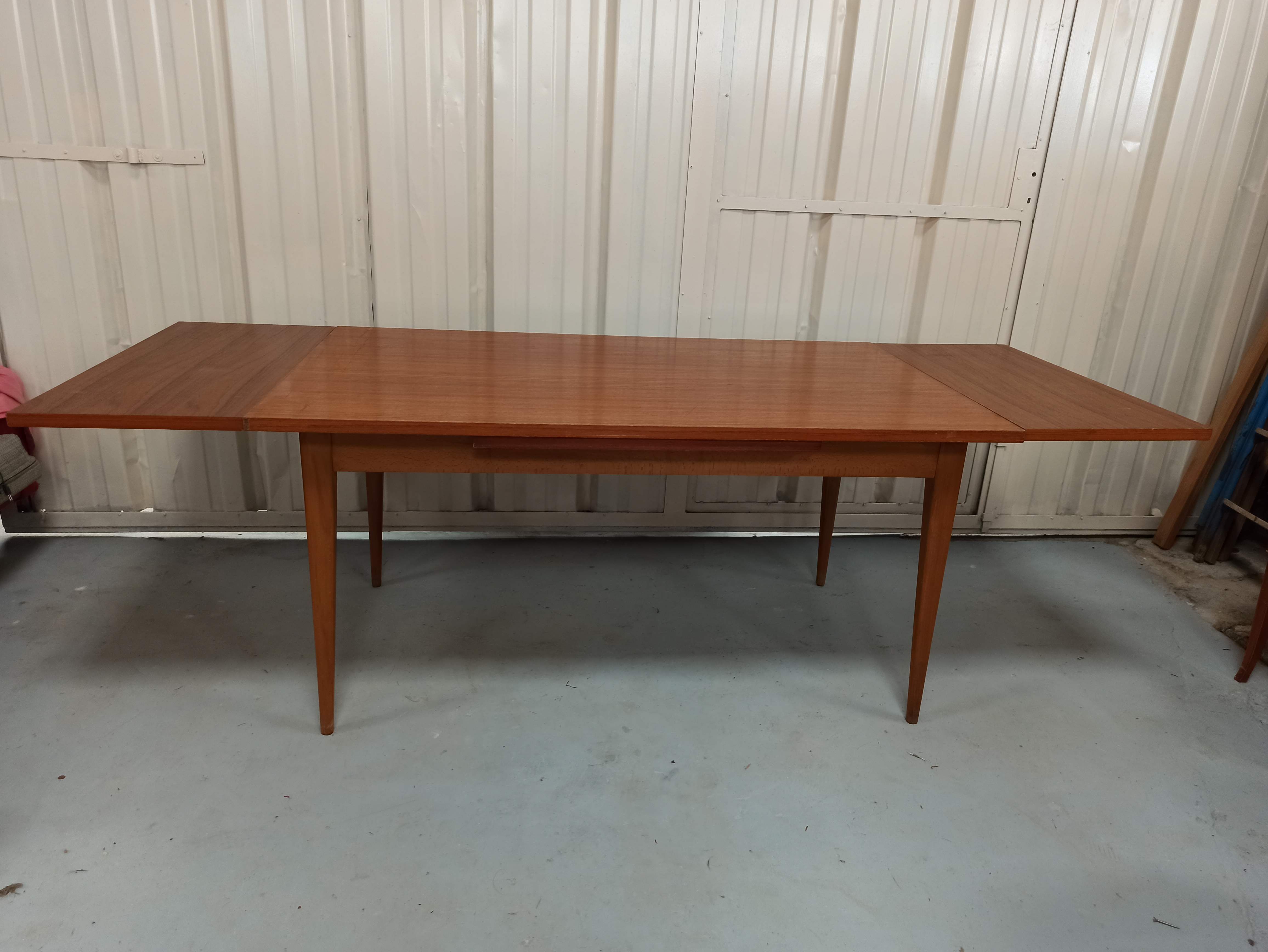 Scandinavian style table 50 year with 2 elongations
