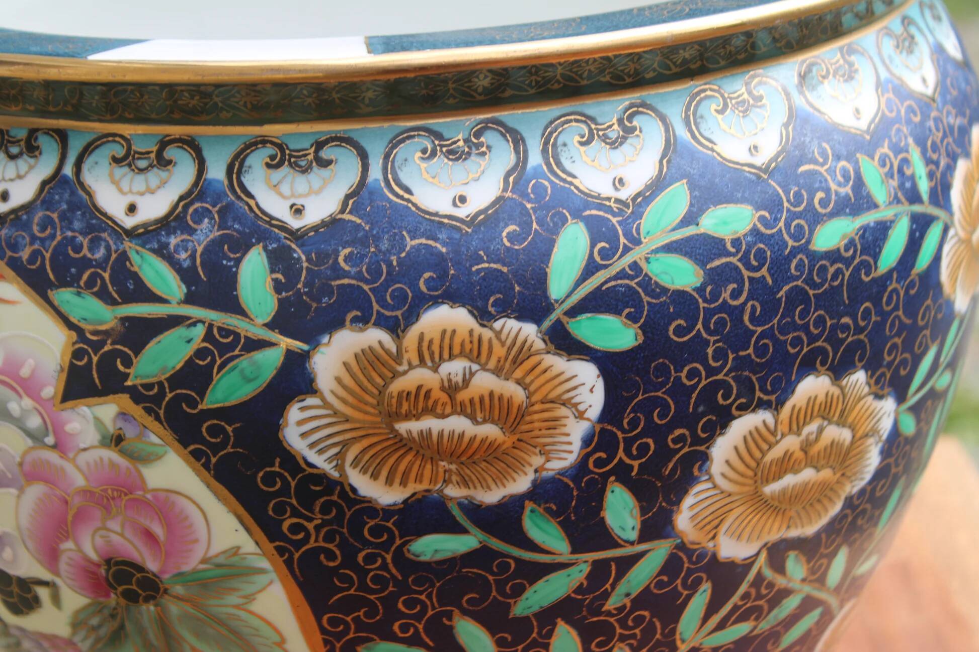 Large Chinese cache-pot in polychrome porcelain – flowers and birds – Ø33 cm