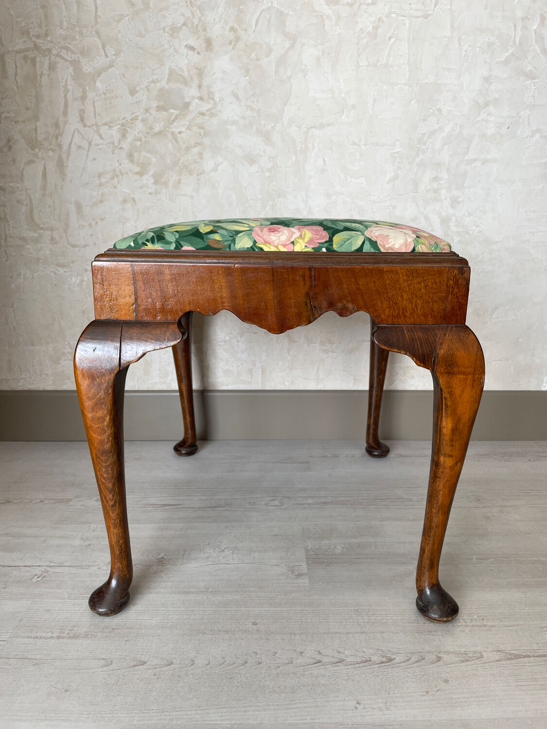 Wooden stool Chippendale