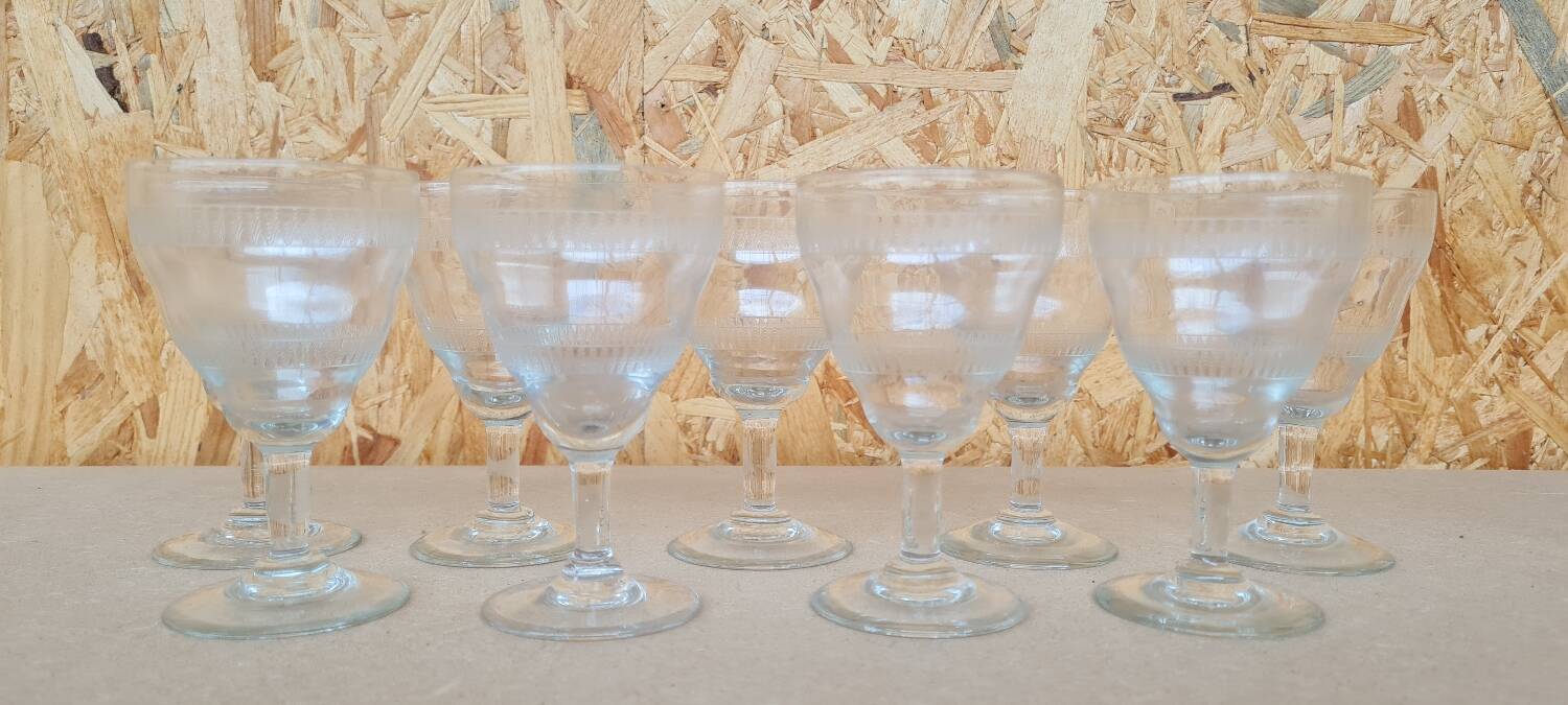 Service of 9 wine glasses in chiseled crystal