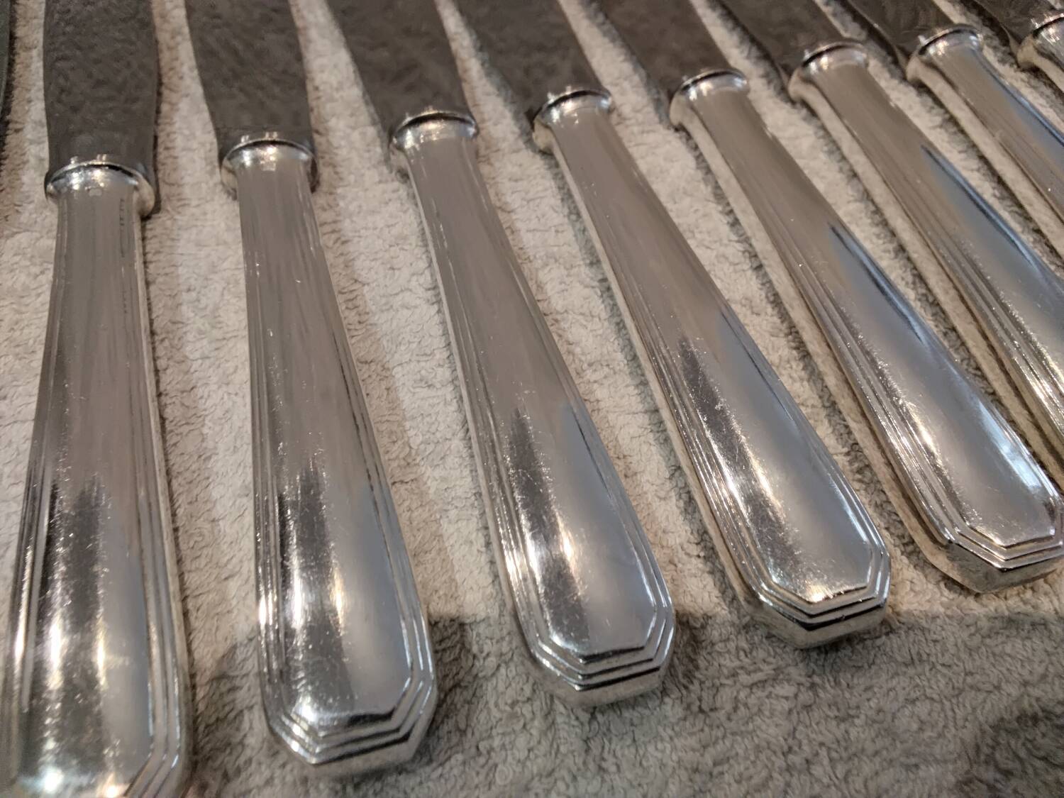 12 silver-plated table knives by Christofle America, 24.5cm