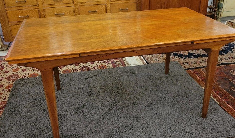 Extendable Scandinavian table