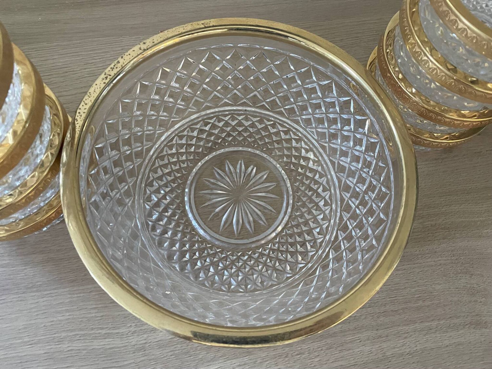 Saladier et coupelles en verre taillé et laiton