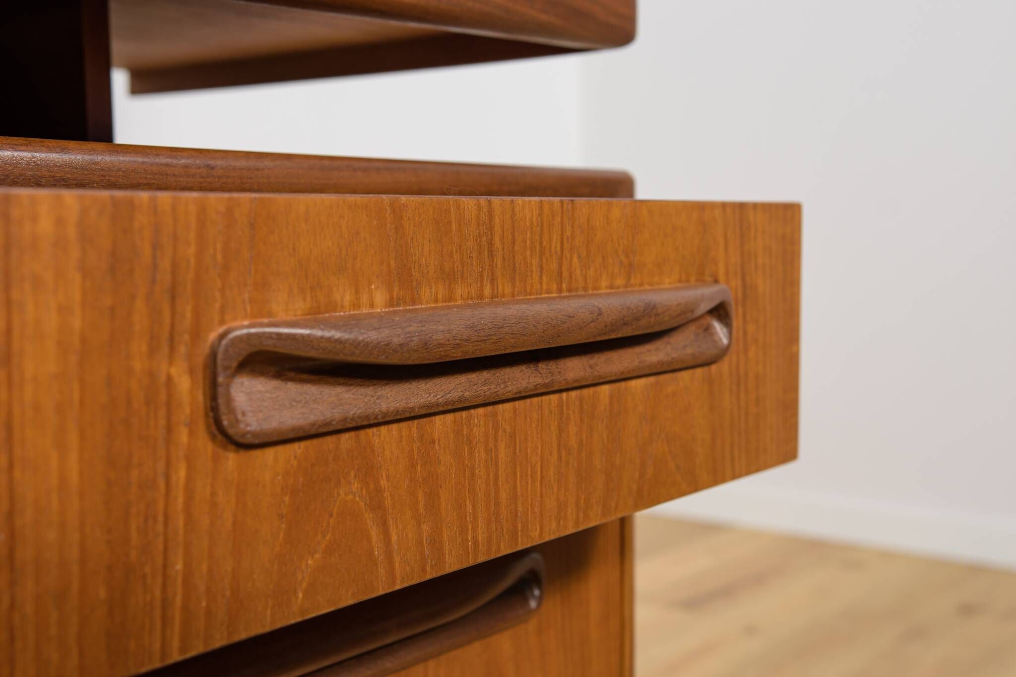 Table de maquillage en teck du milieu du siècle par Victor Wilkins pour G-Plan, Royaume-Uni, années 1960.