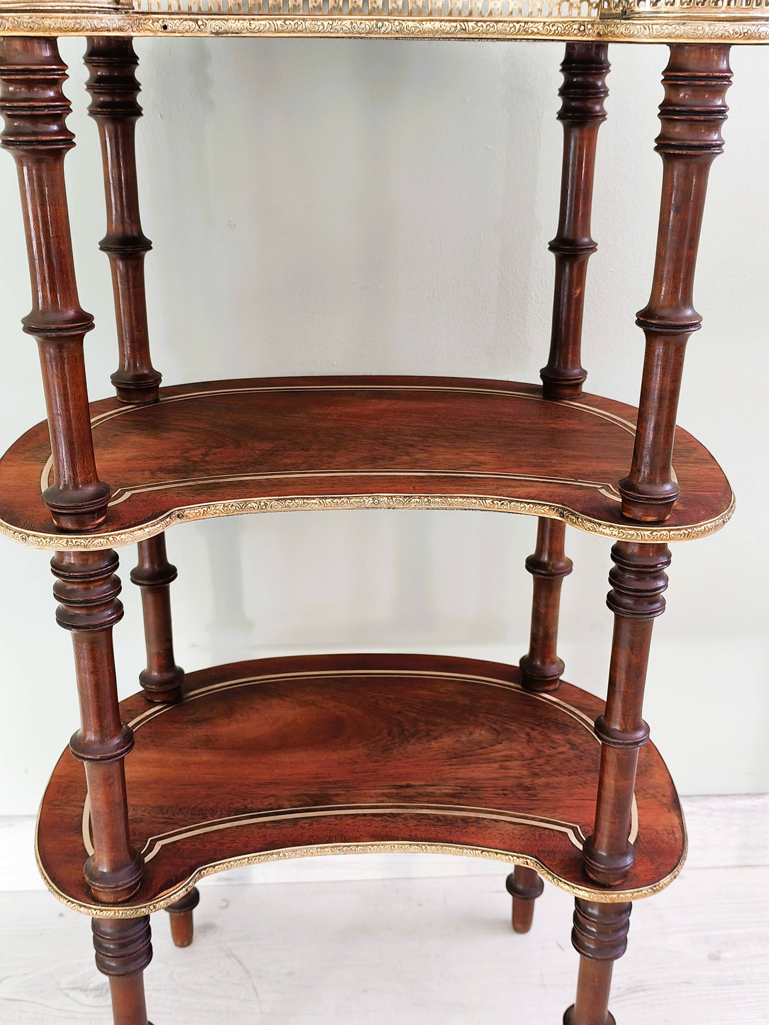 Antique guéridon with 3 levels in "bean" shape.