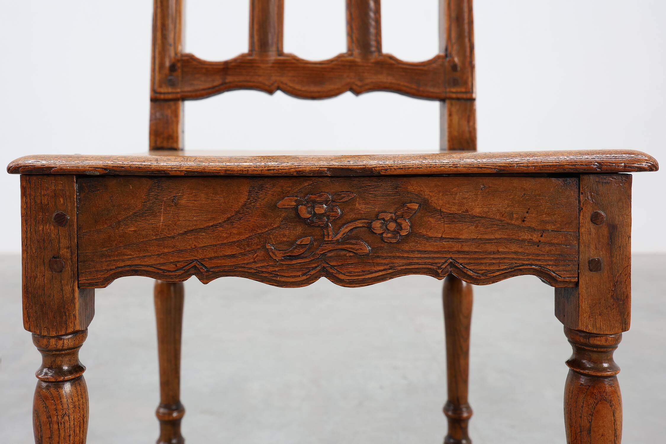 Chaise d'appoint en chêne sculpté, France, XVIIIe siècle