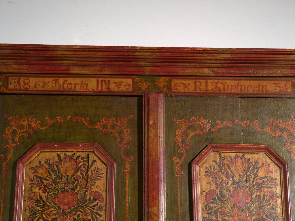 Armoire ancienne peinte en bois de pin – Austrie, 1831