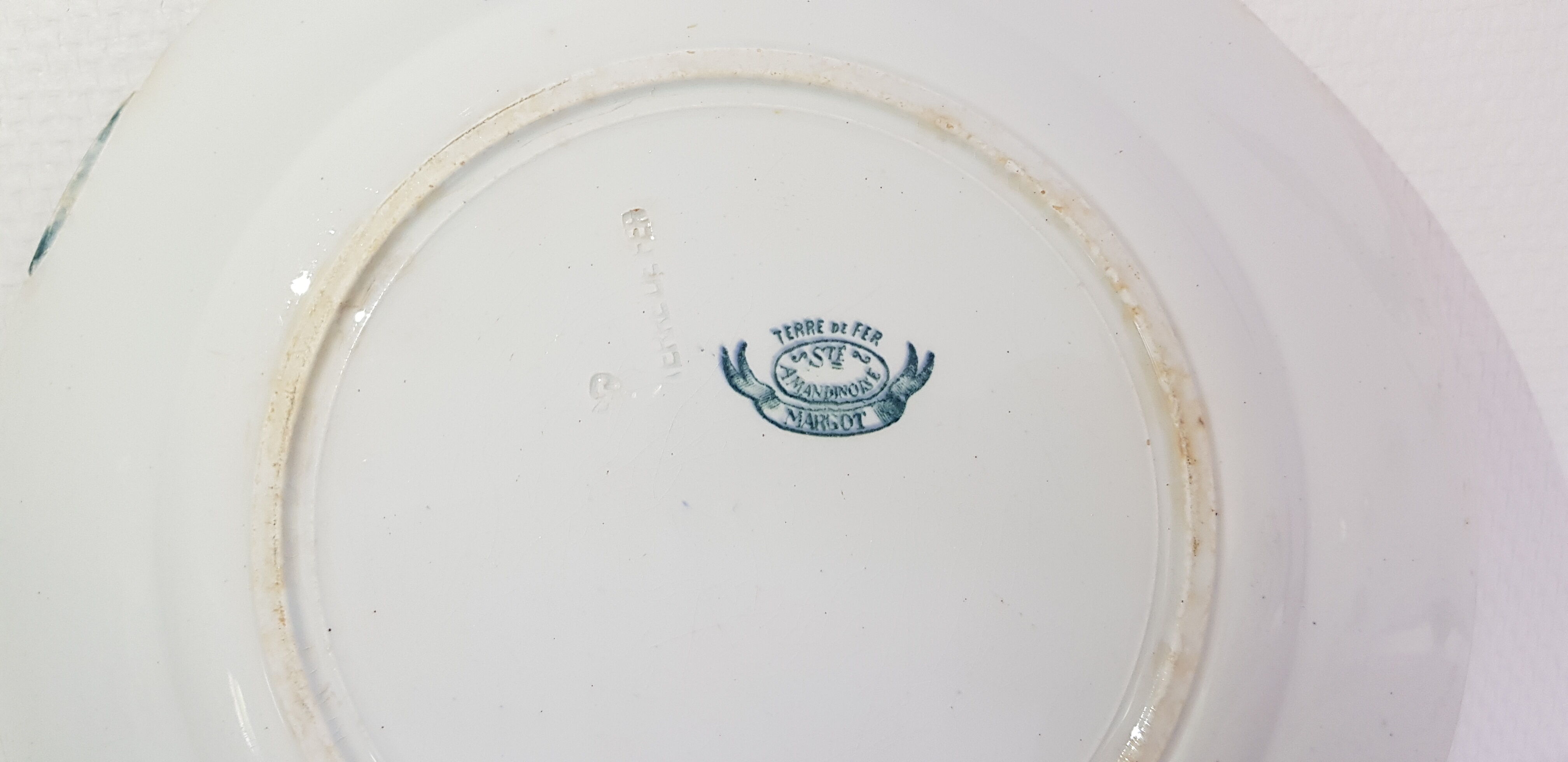 Round dish of service in earthenware Sté Amandinoise model Margot, iron earth.