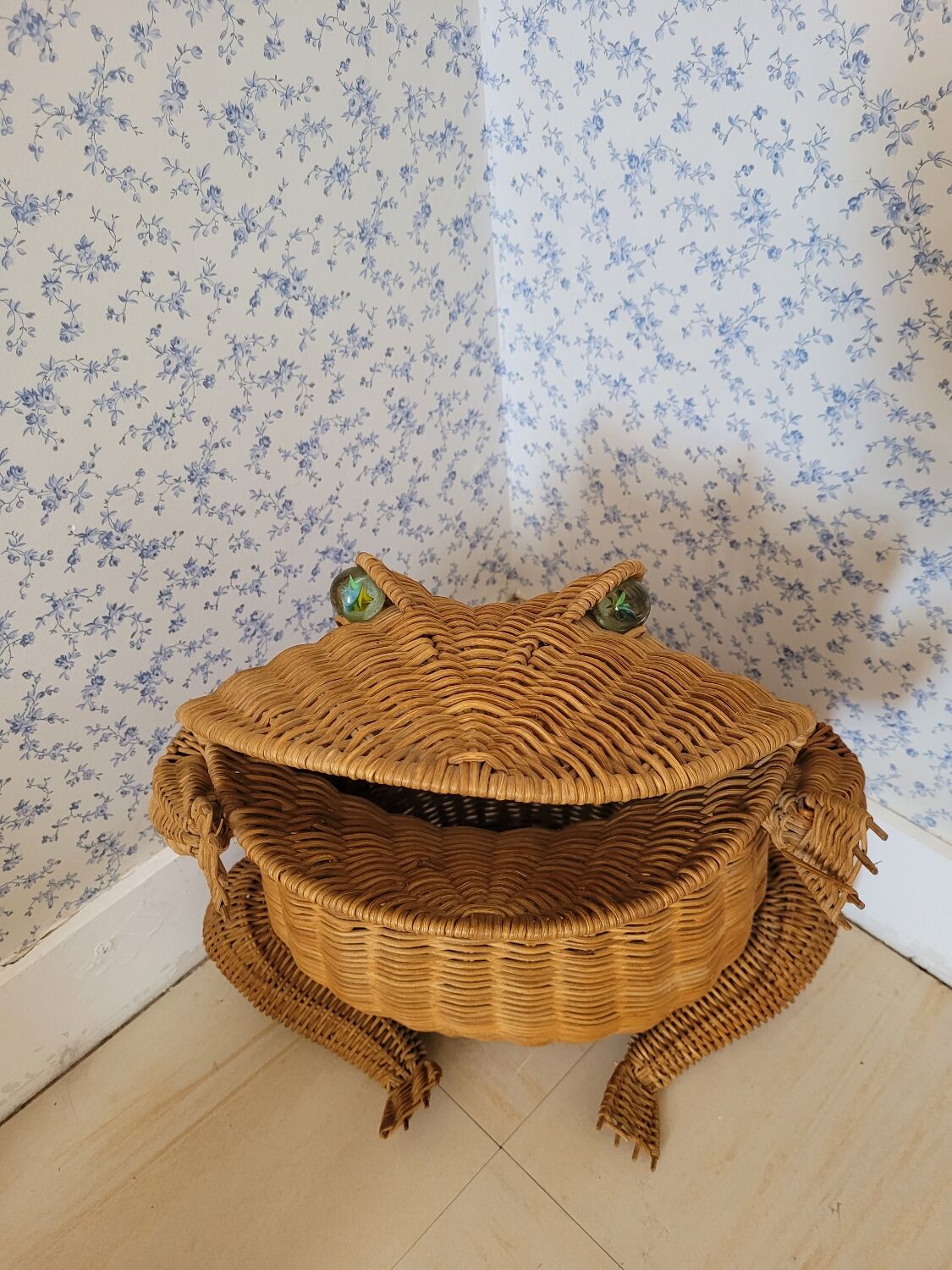 Iconic magazine holder 1970