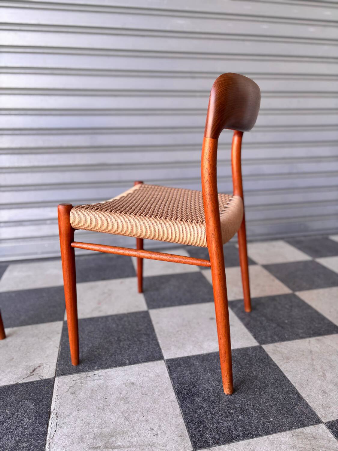 Série de 8 chaises Møller 75