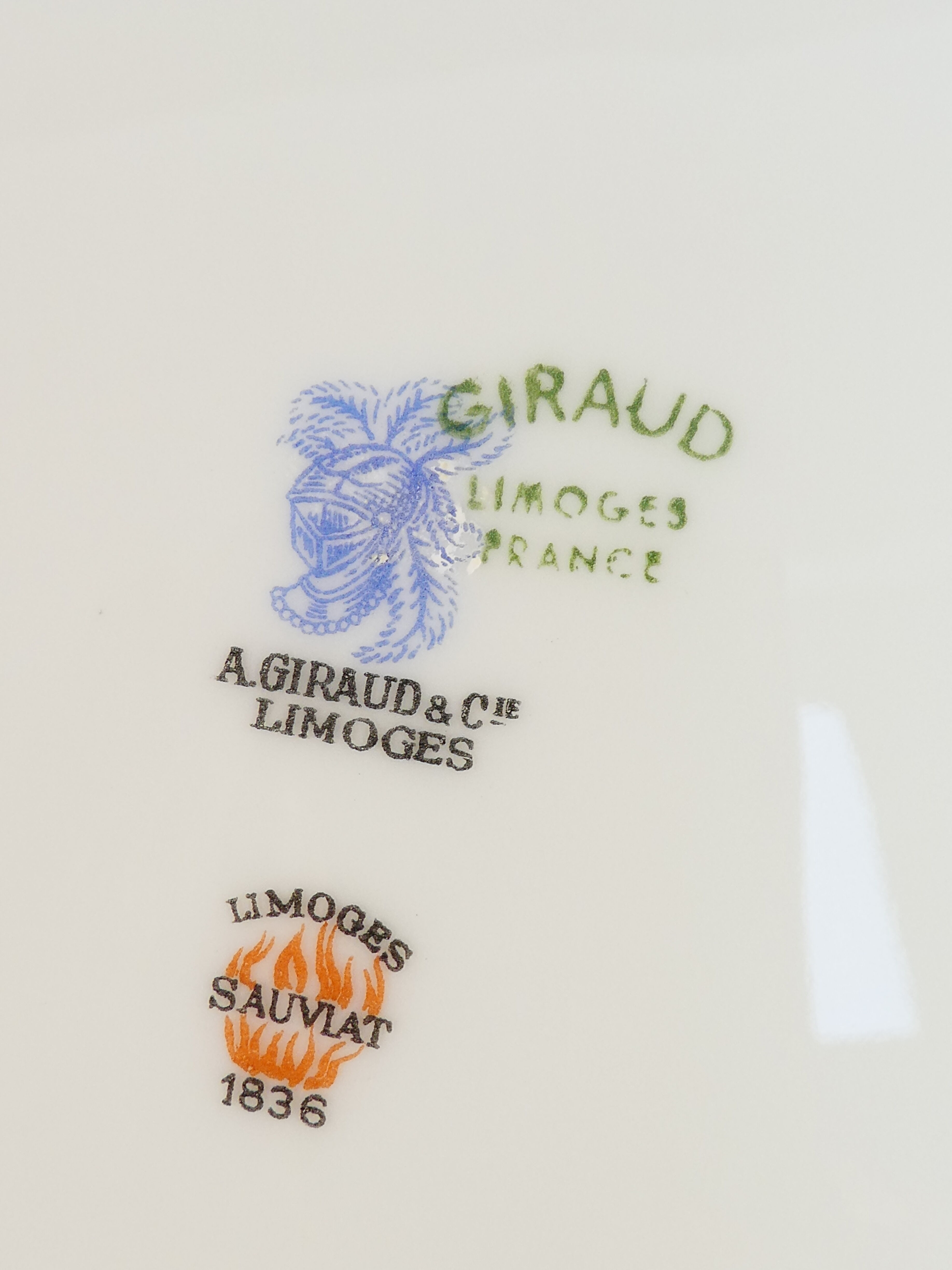 Soupière ronde en porcelaine de Limoges Giraud doré peint a la main