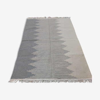 Tapis gris traditionnel fait main en pure laine 151x204cm