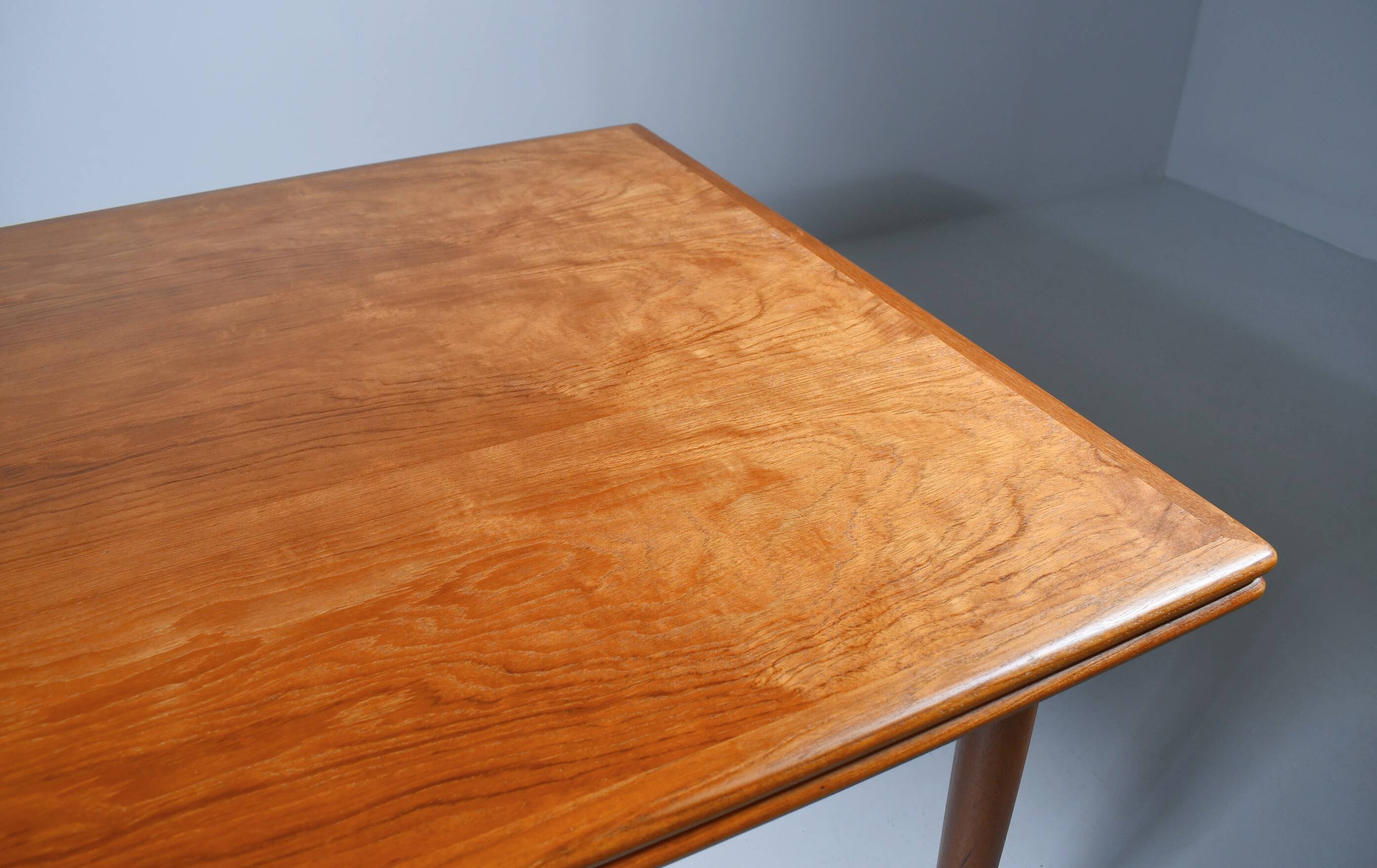 Table à manger en teck par Georg Petersens. Danemark, années 1960.