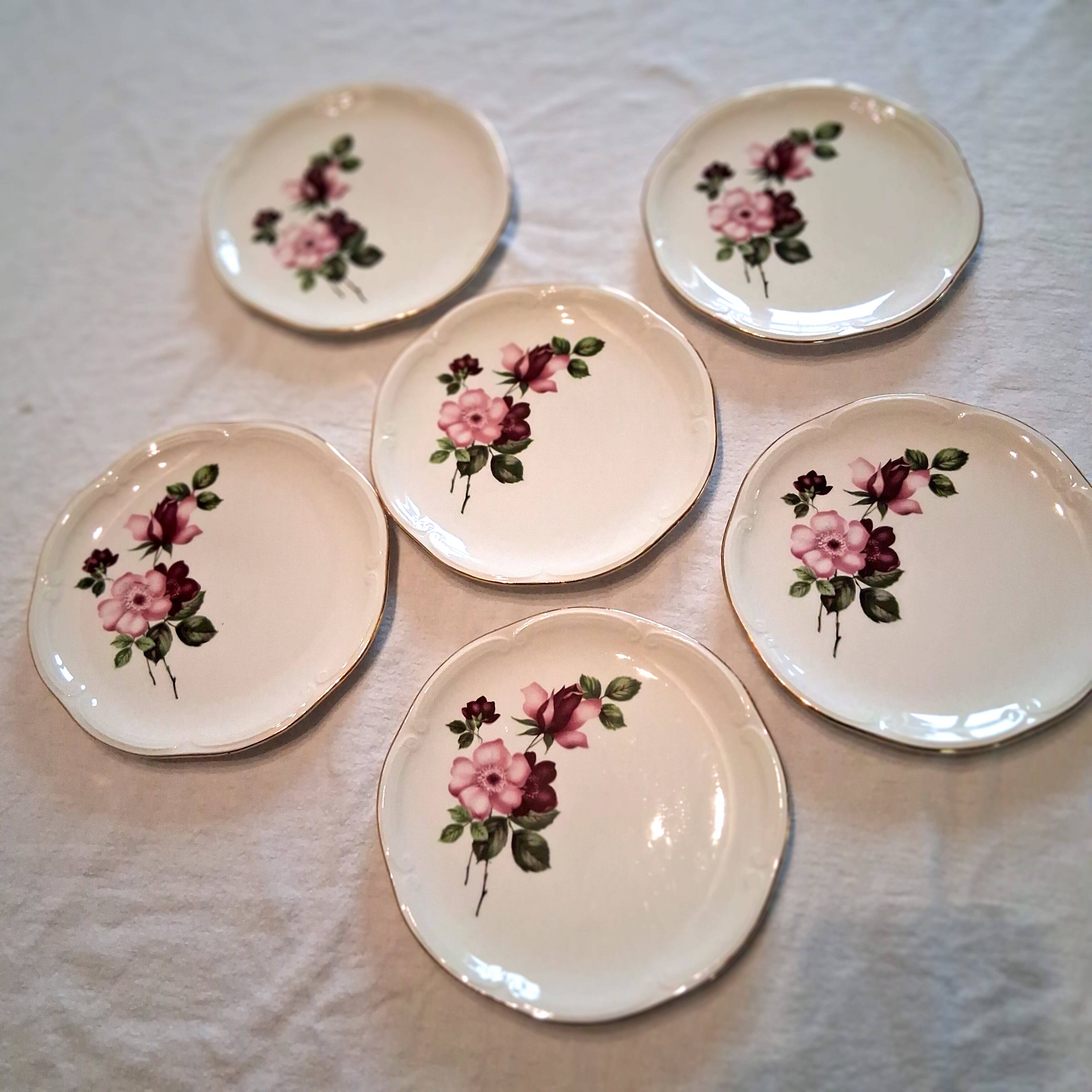 6 dessert plates from Gien model "Chinon" in very good condition.