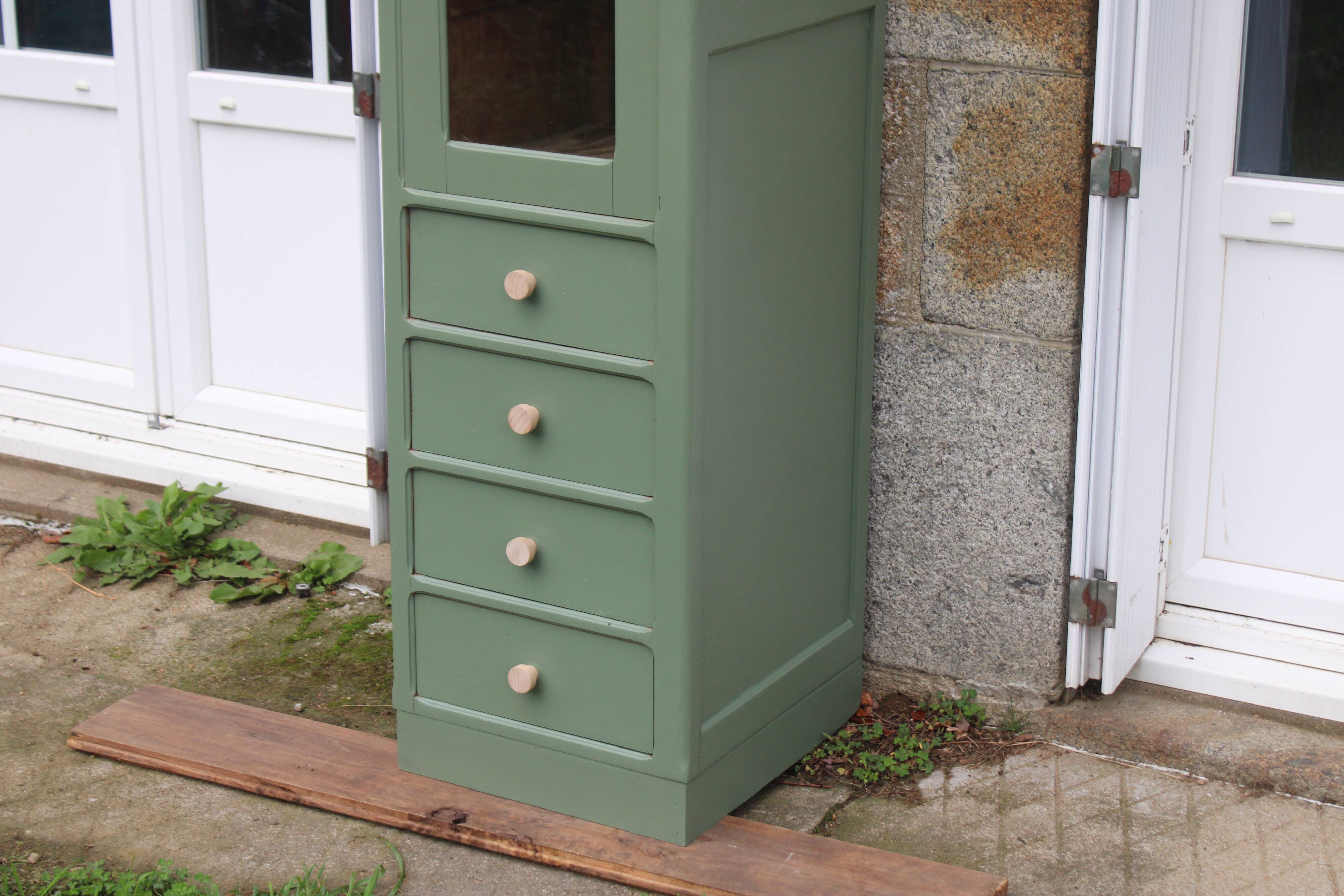 Vitrine haute vintage peinte en vert, rénovée