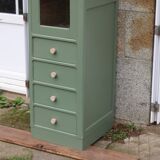 Vitrine haute vintage peinte en vert, rénovée