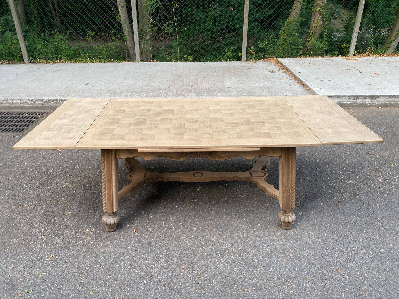 Table à manger extensible Louis XIII décapée en chêne années 50