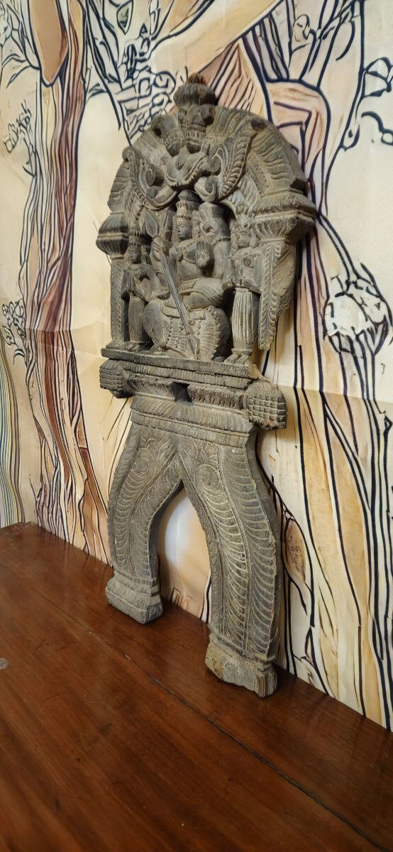 Ancient wooden sculpture – Finely carved Indonesian deity - 19th century