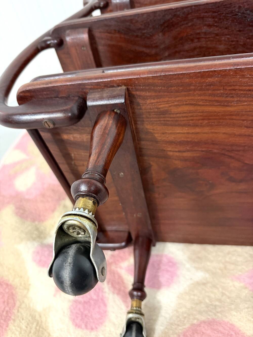 Anglo-Indian teak serving trolley with brass inlays from the 1930s-1940s.