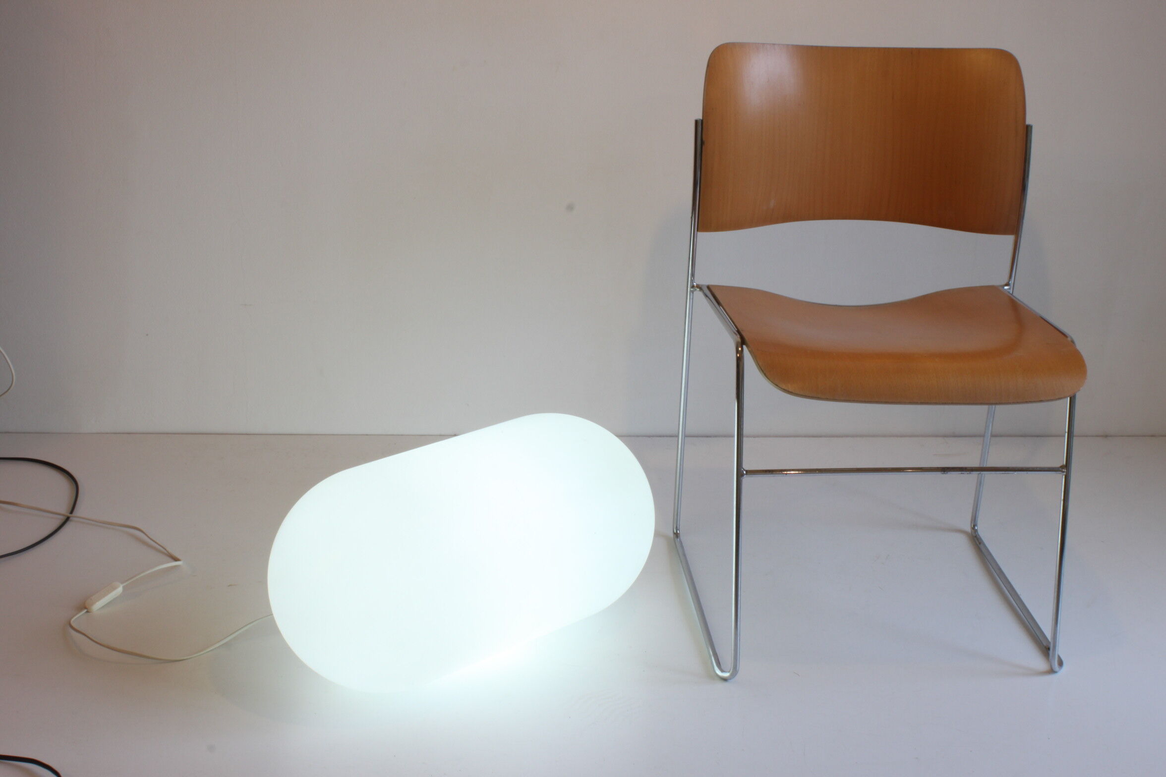 Lampadaire capsule de pilule en plastique, années 1990.
