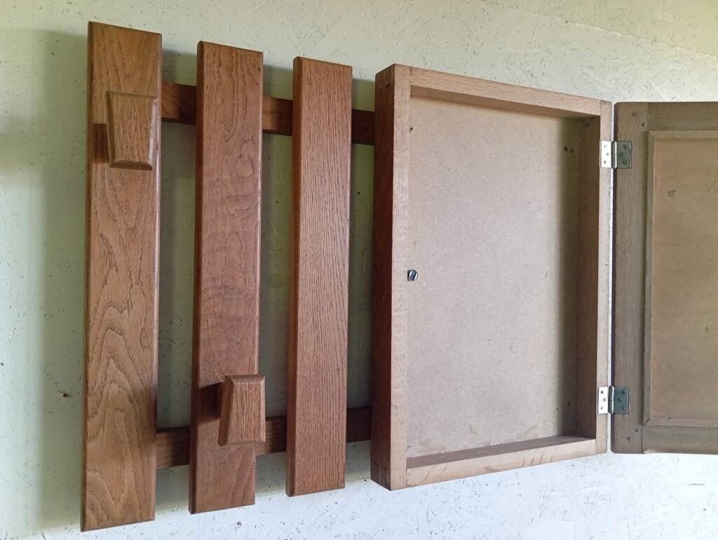 Wall-mounted wardrobe in solid oak