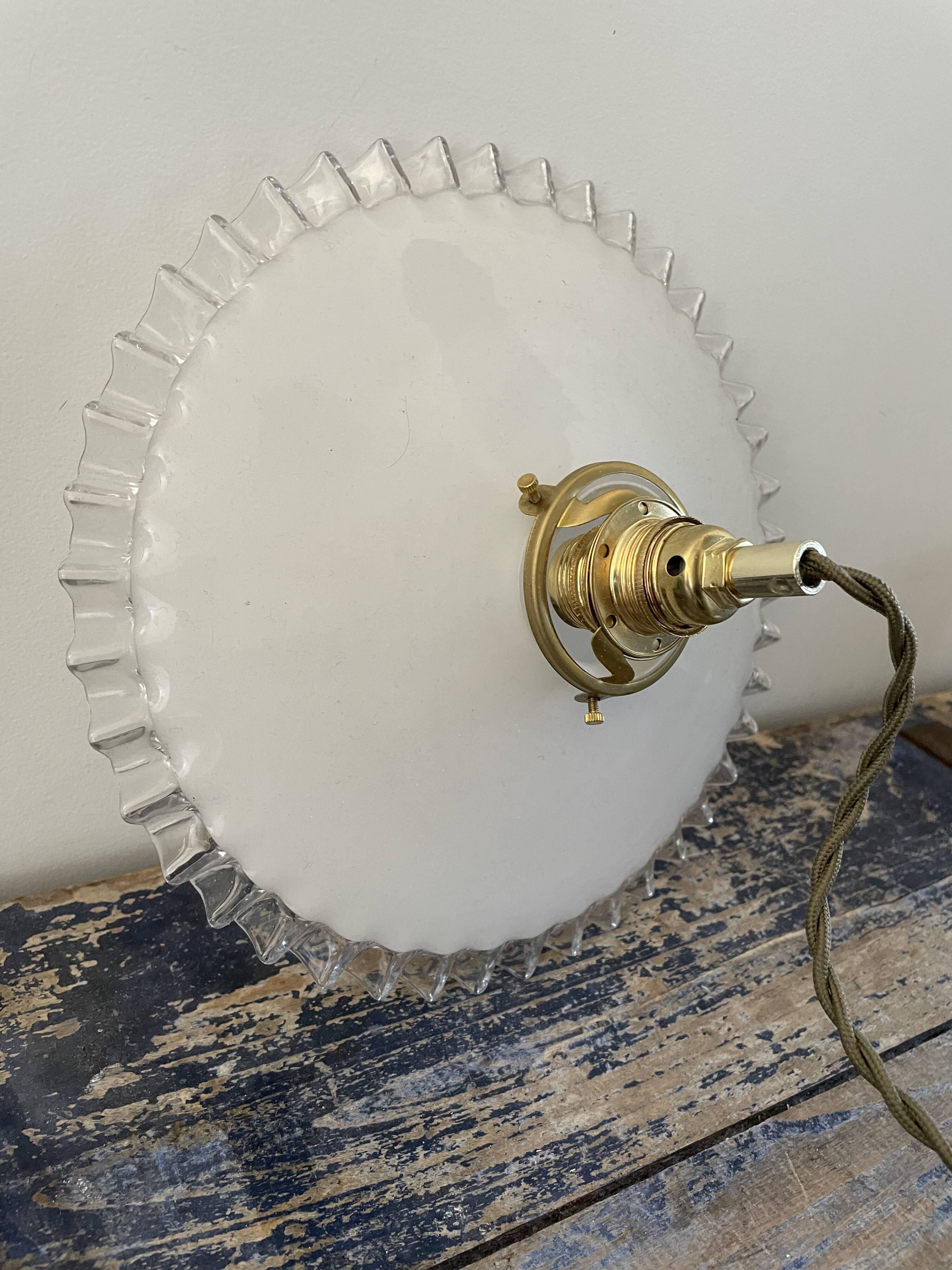 Vintage suspension in electrified white opaline to nine