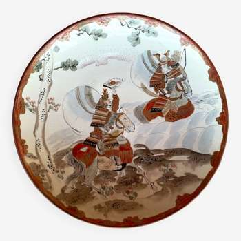 "Grand Plat d’un duel de samouraïs à cheval, Kutani, Japon, ère Meiji 19e Siècle "