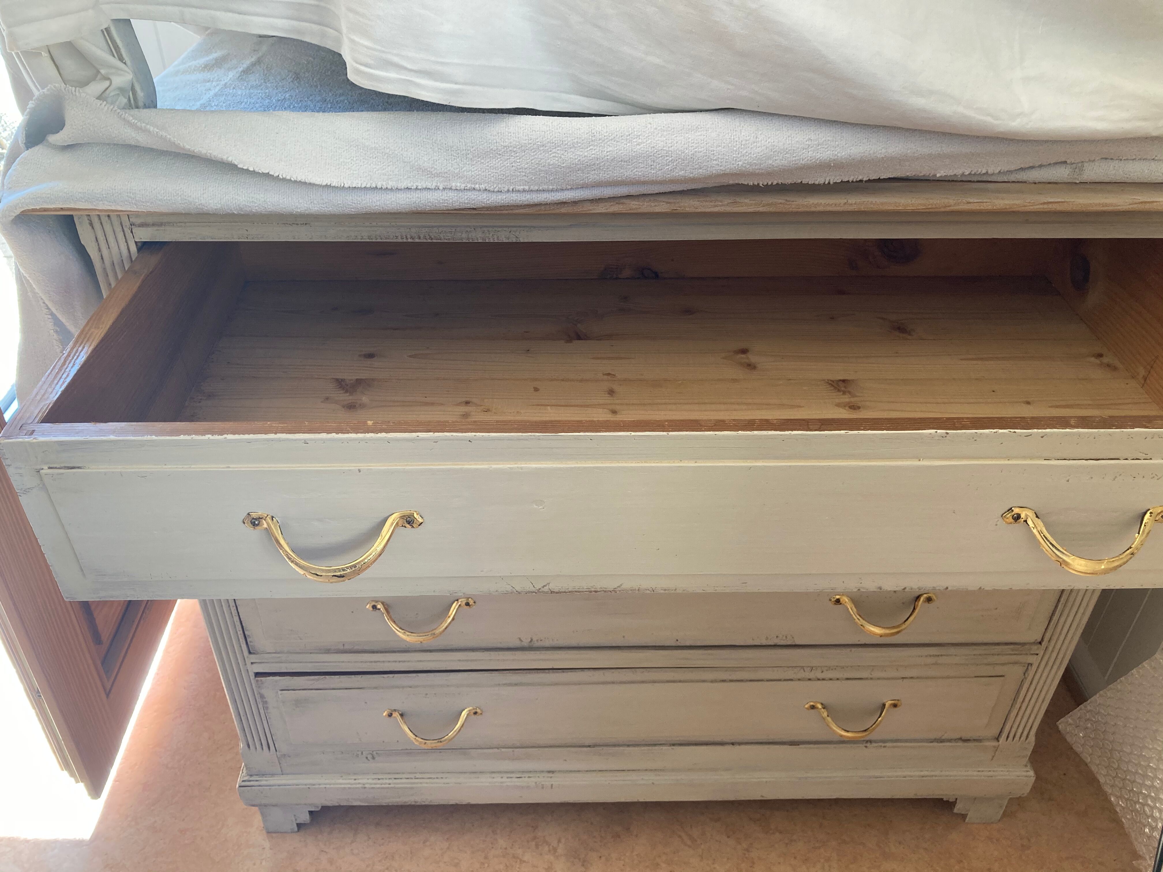 Old white patinated/cream dresser
