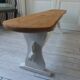 Banc vintage réenchanté en gris perle, assise bois.
