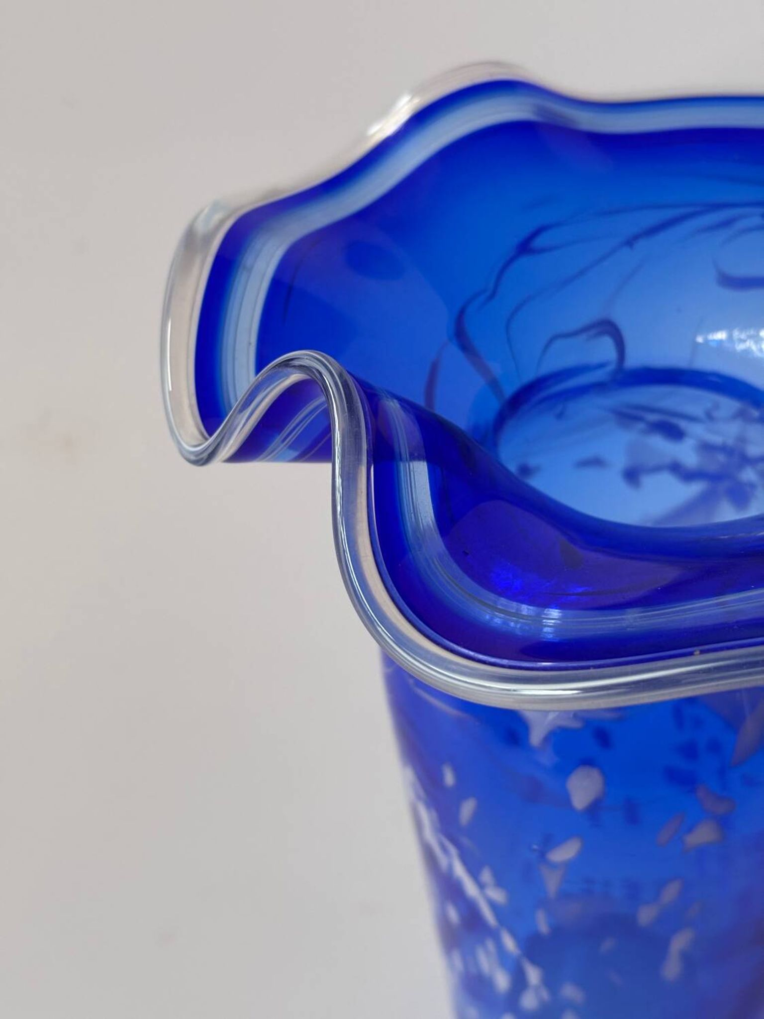 Vase en verre soufflé signé Martine Durand-Gasselin