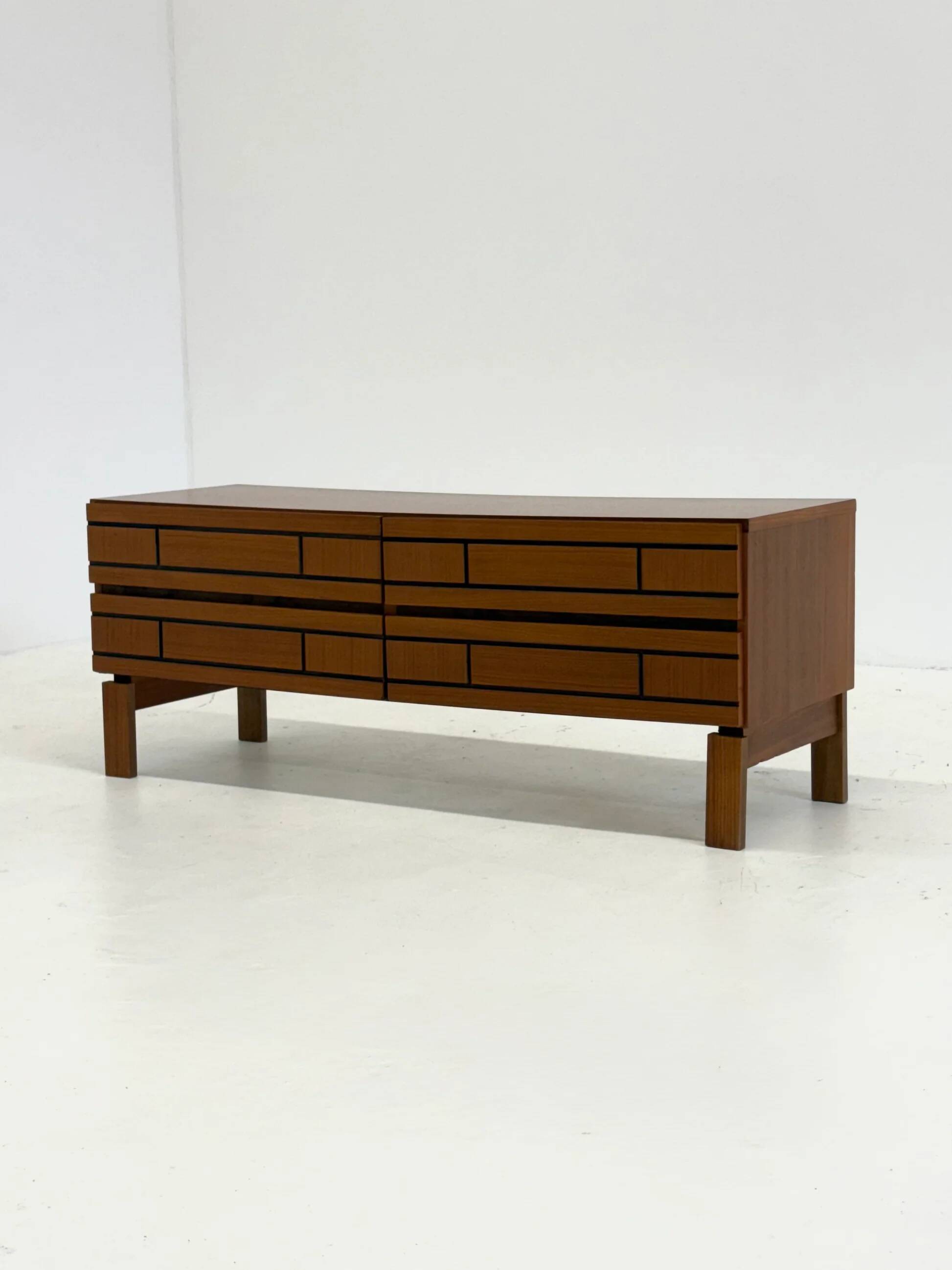 Buffet bas en bois italien avec des lignes noires graphiques.