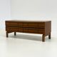 Buffet bas en bois italien avec des lignes noires graphiques.
