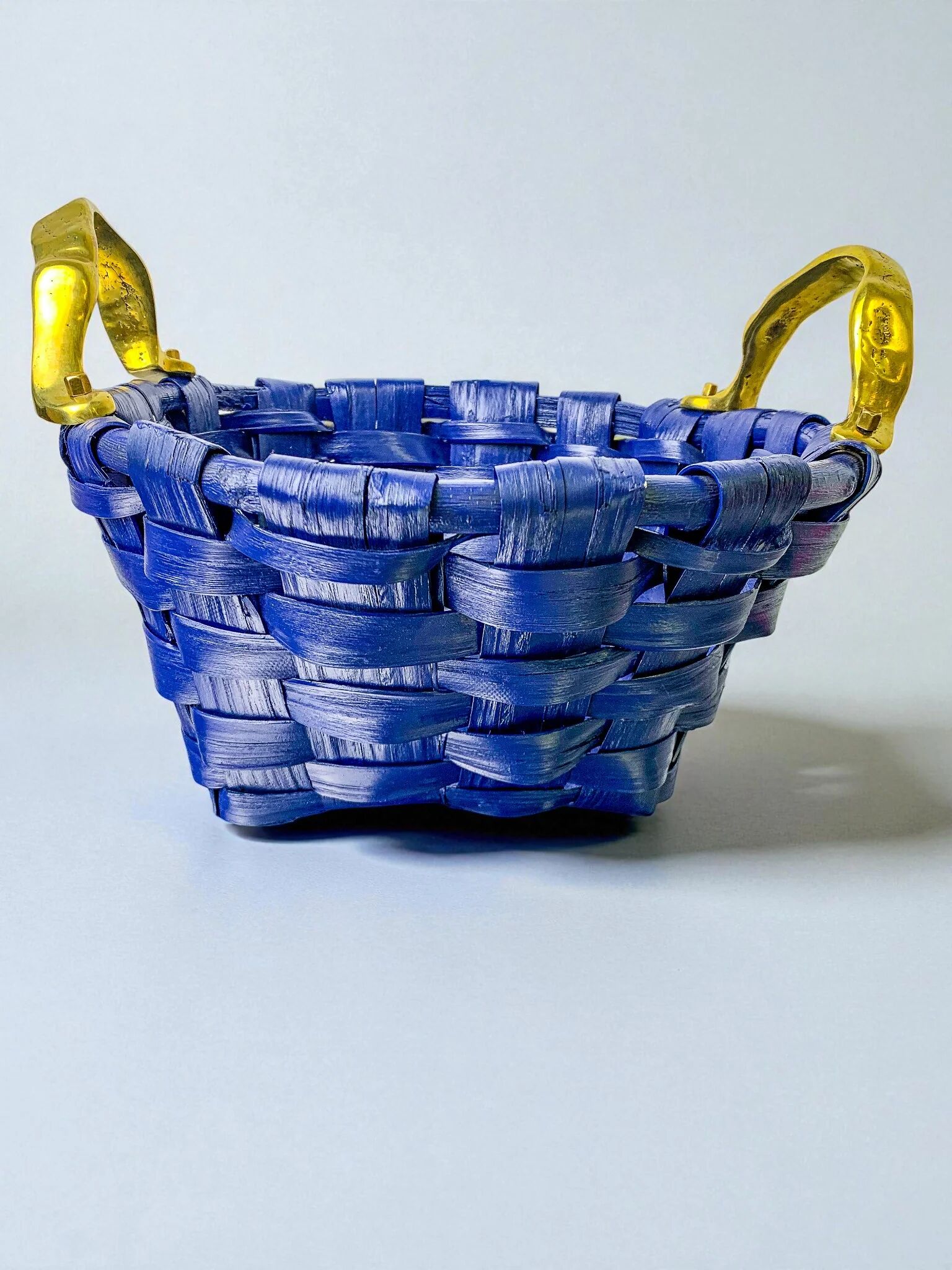 Panier brutaliste large par David Marshall, en rotin bleu cobalt et poignée en bronze, années 1980.