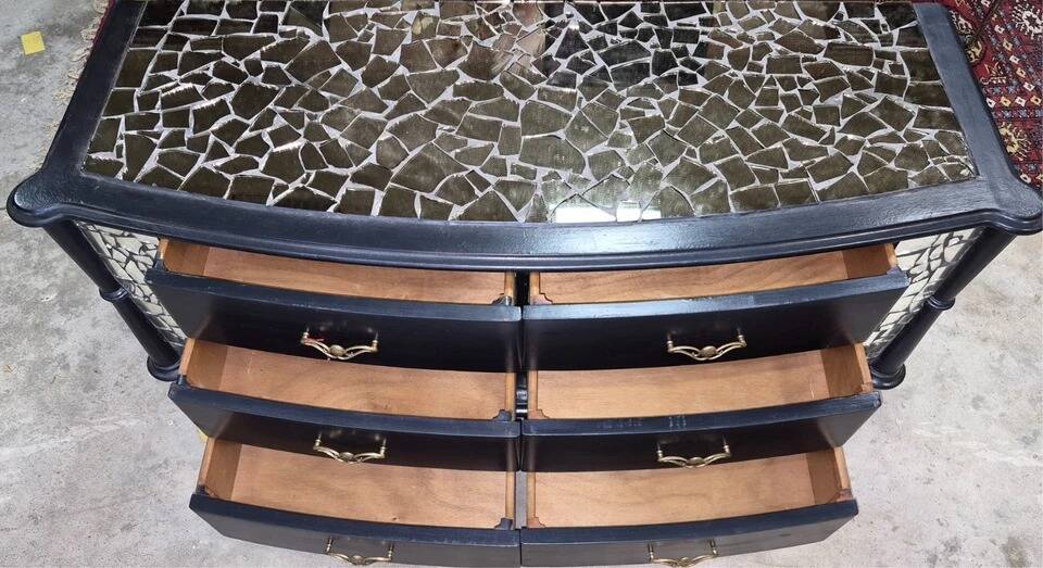 Commode époque Art Déco en bois laqué et mosaique de miroirs