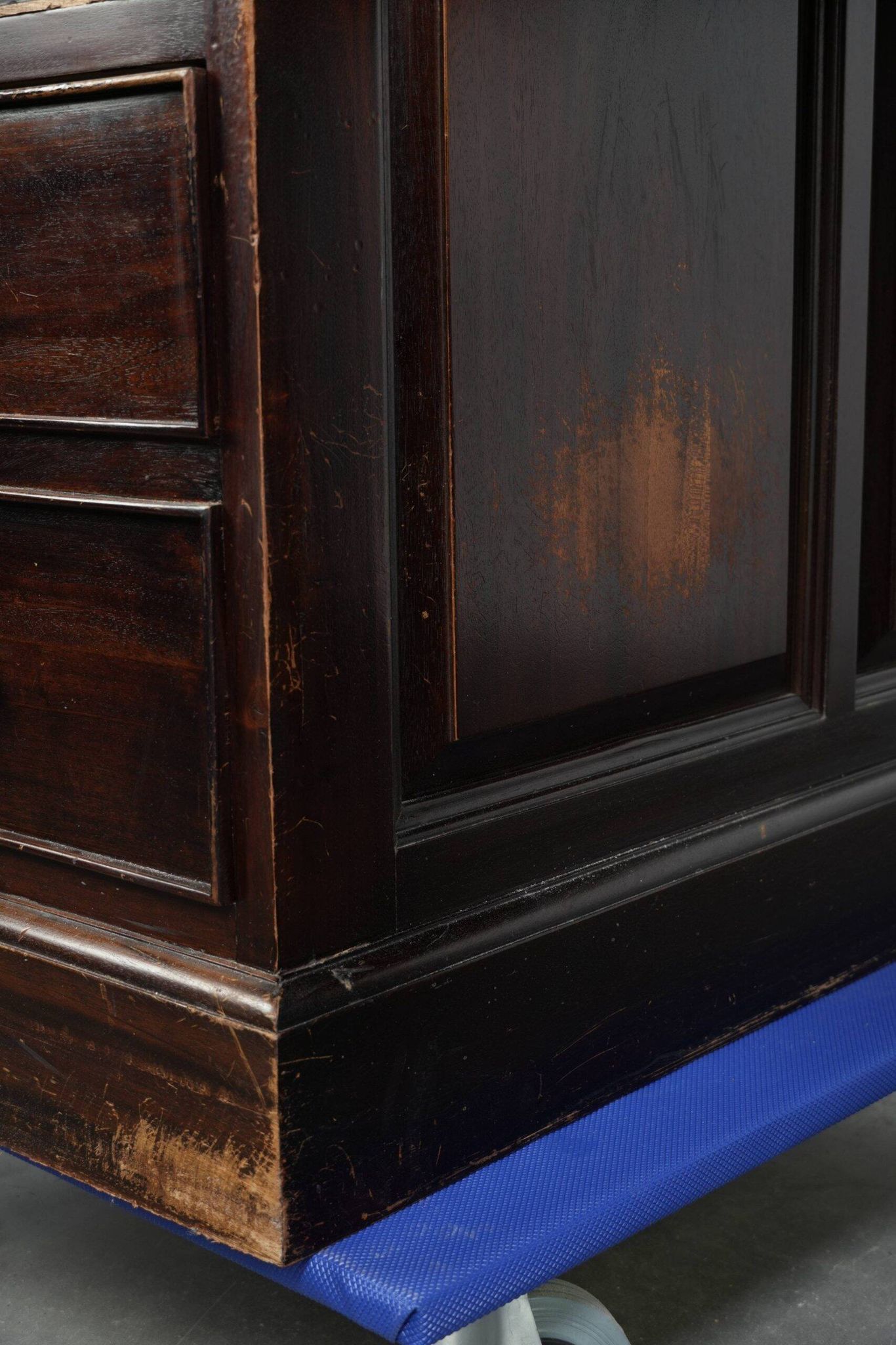 20th century wooden desk / partner desk in English style with a beautiful appearance