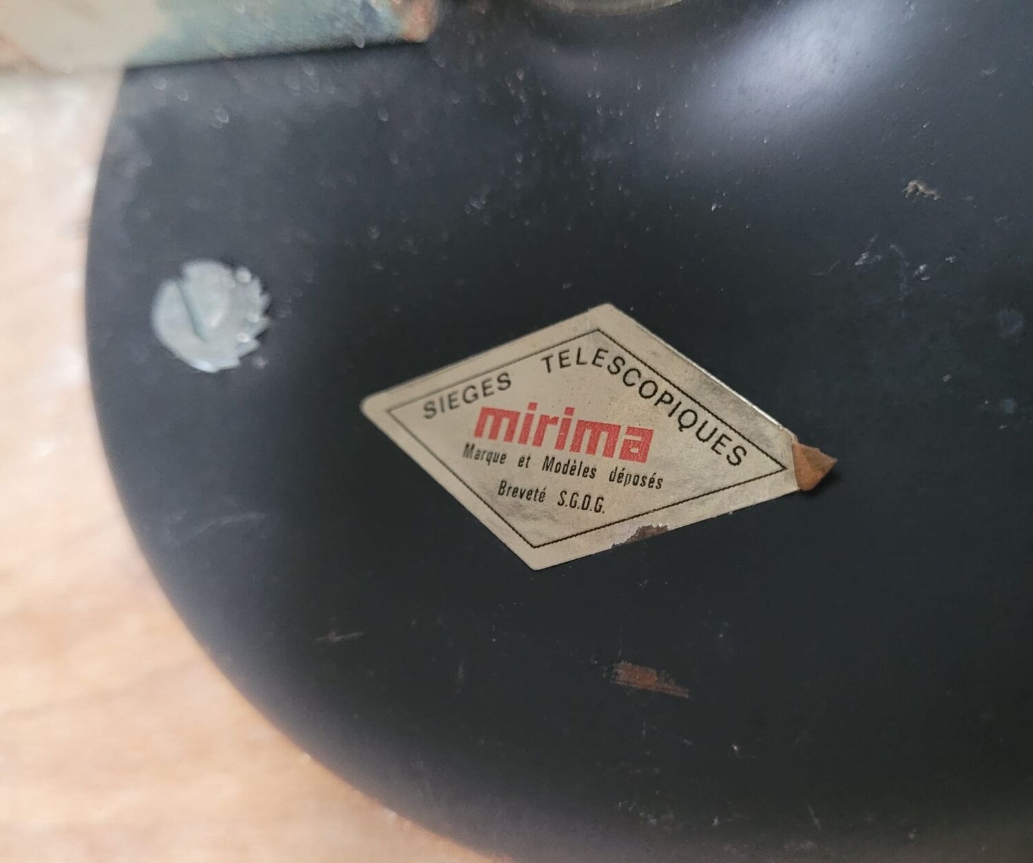 Vintage skaï yellow industrial stool