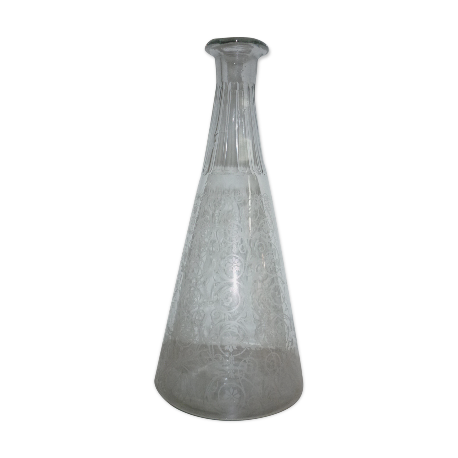 Water carafe in engraved decoration glass