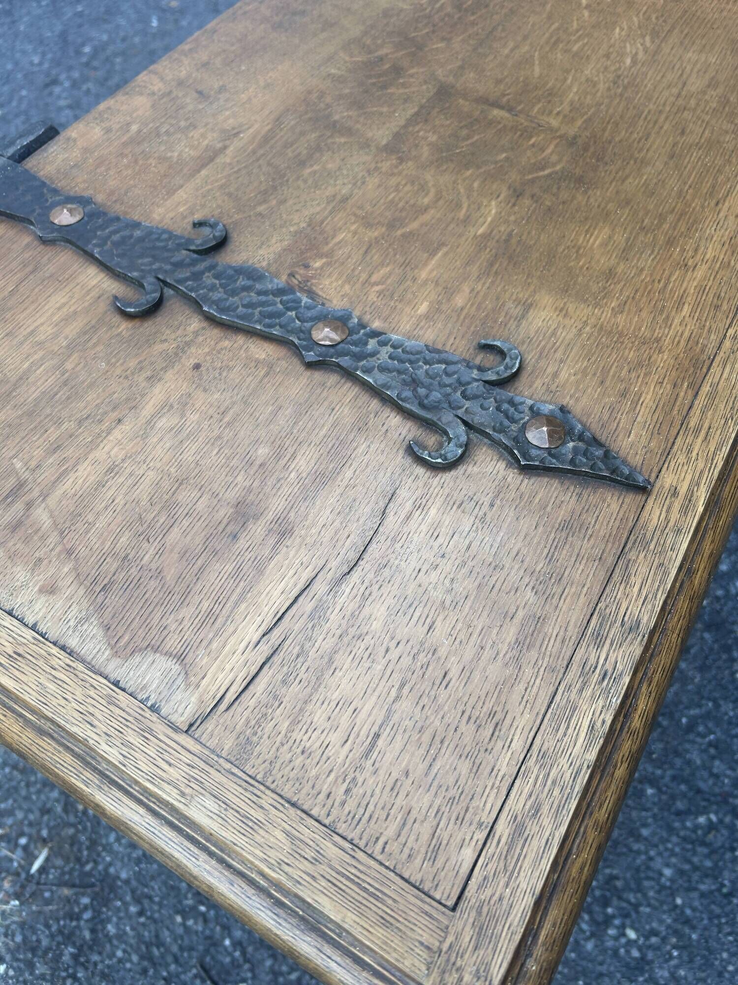 Coffre de mariage ancien en chêne massif sculpté – XIXe siècle