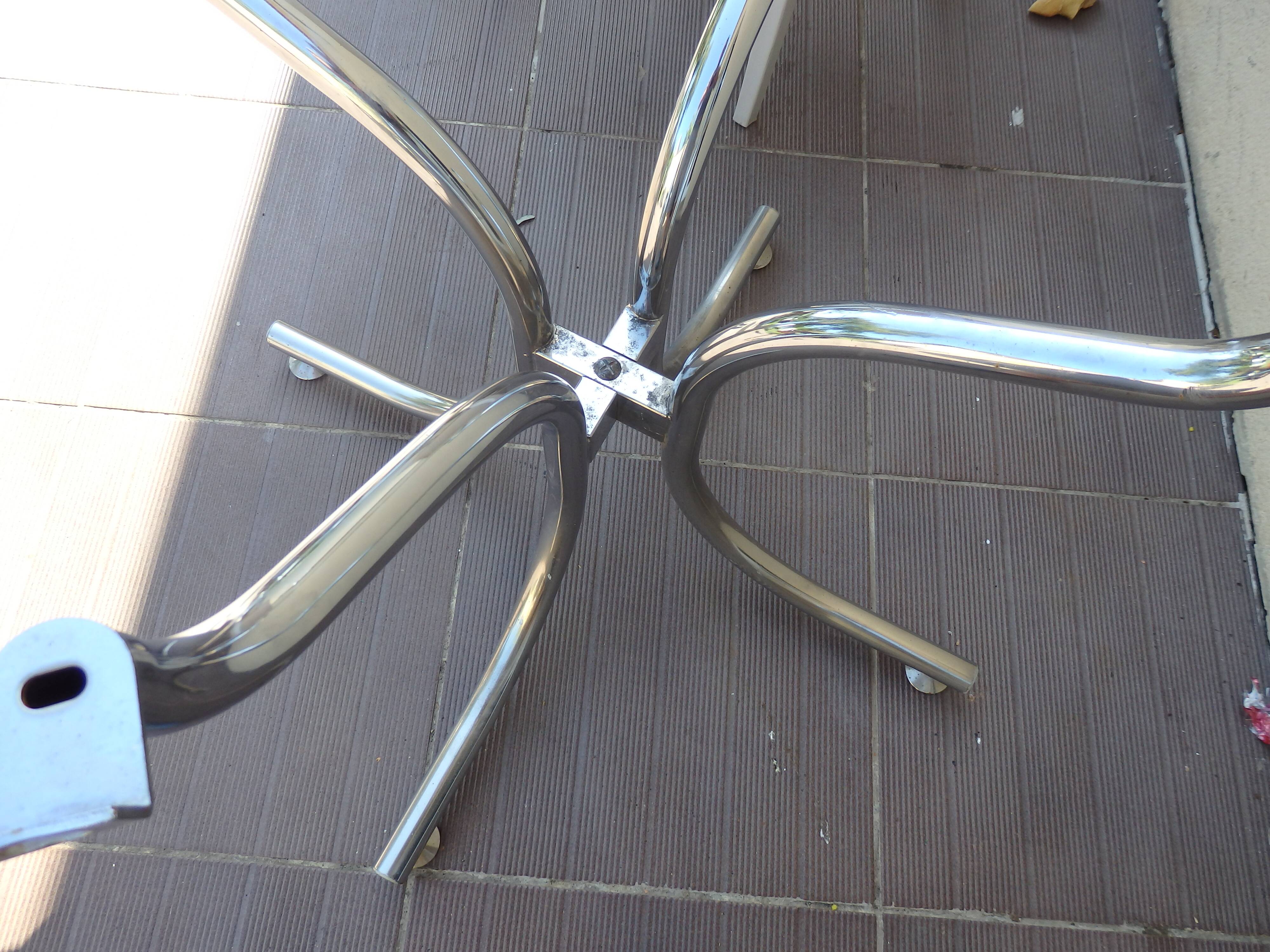 Round formica table with vintage year extension 60 70