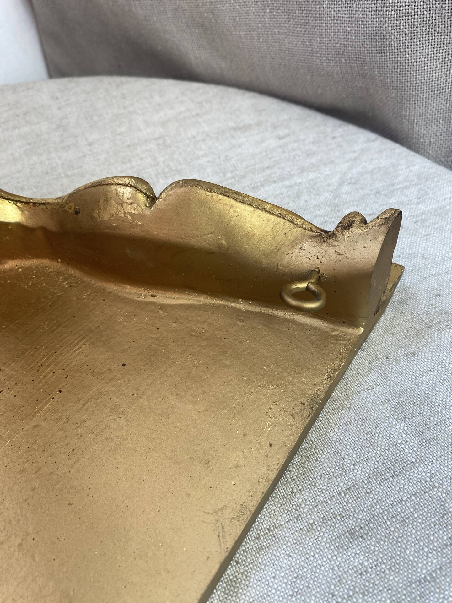 Small corner console in resin with a gold finish.