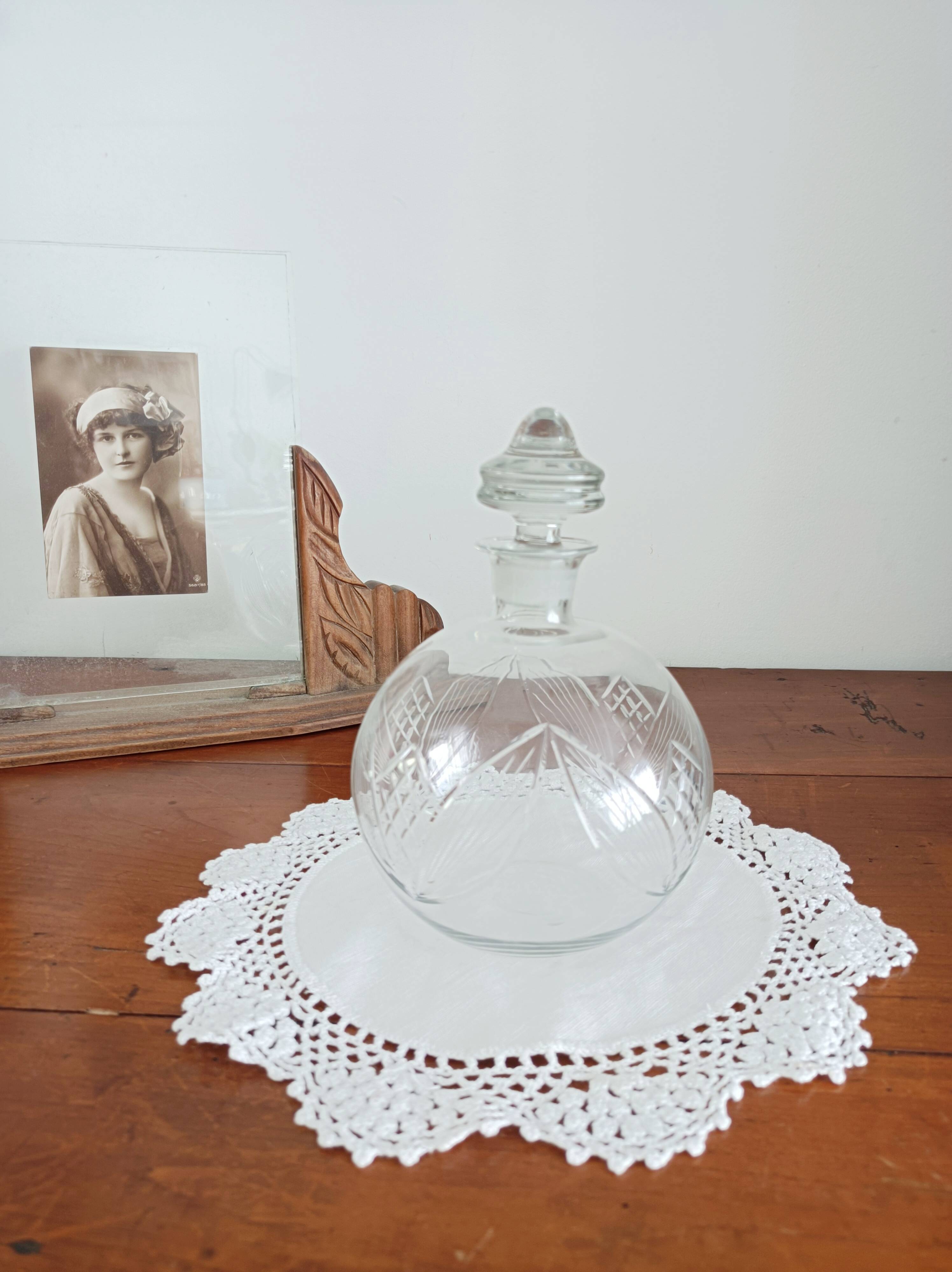 Carafe en verre gravé