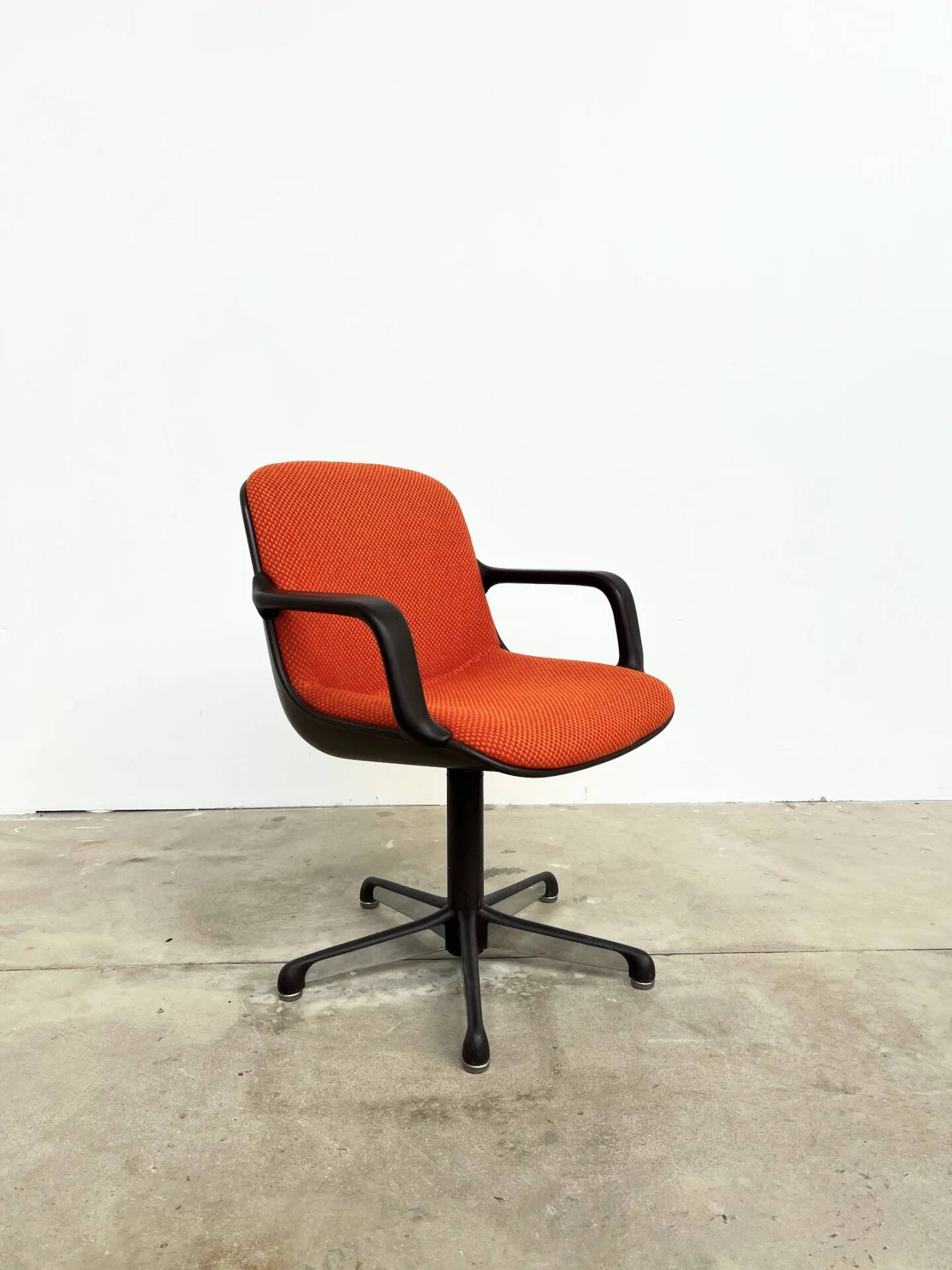 Visitor chair Charles Pollock for Comforto — orange wool, 1970s