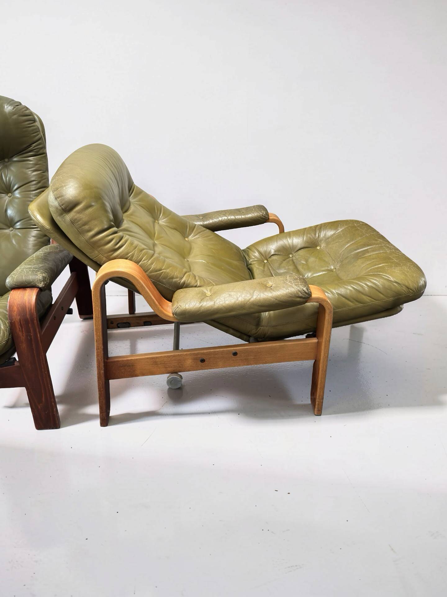 Ensemble de 2 fauteuils de salon vert olive – Göte Möbler, Suède, années 1970