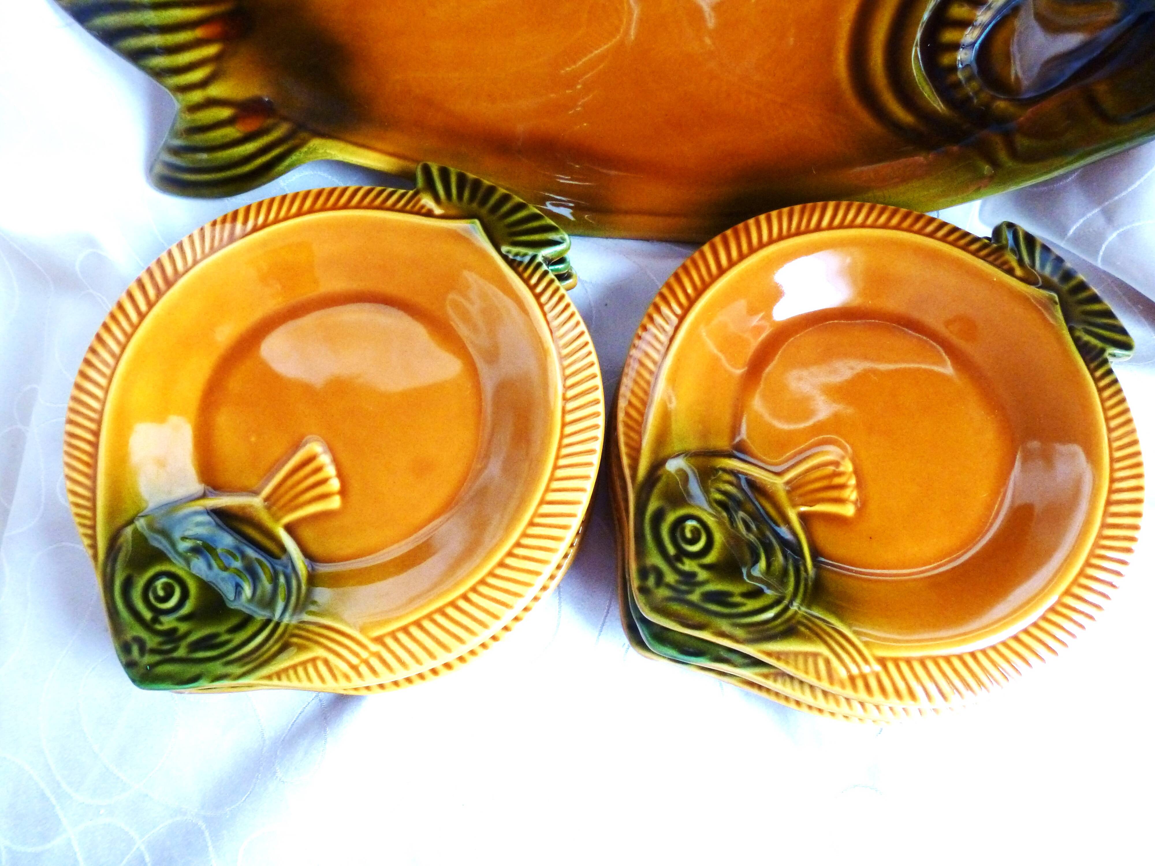 Flat fish set and 6 barbotine plates, vintage fish set