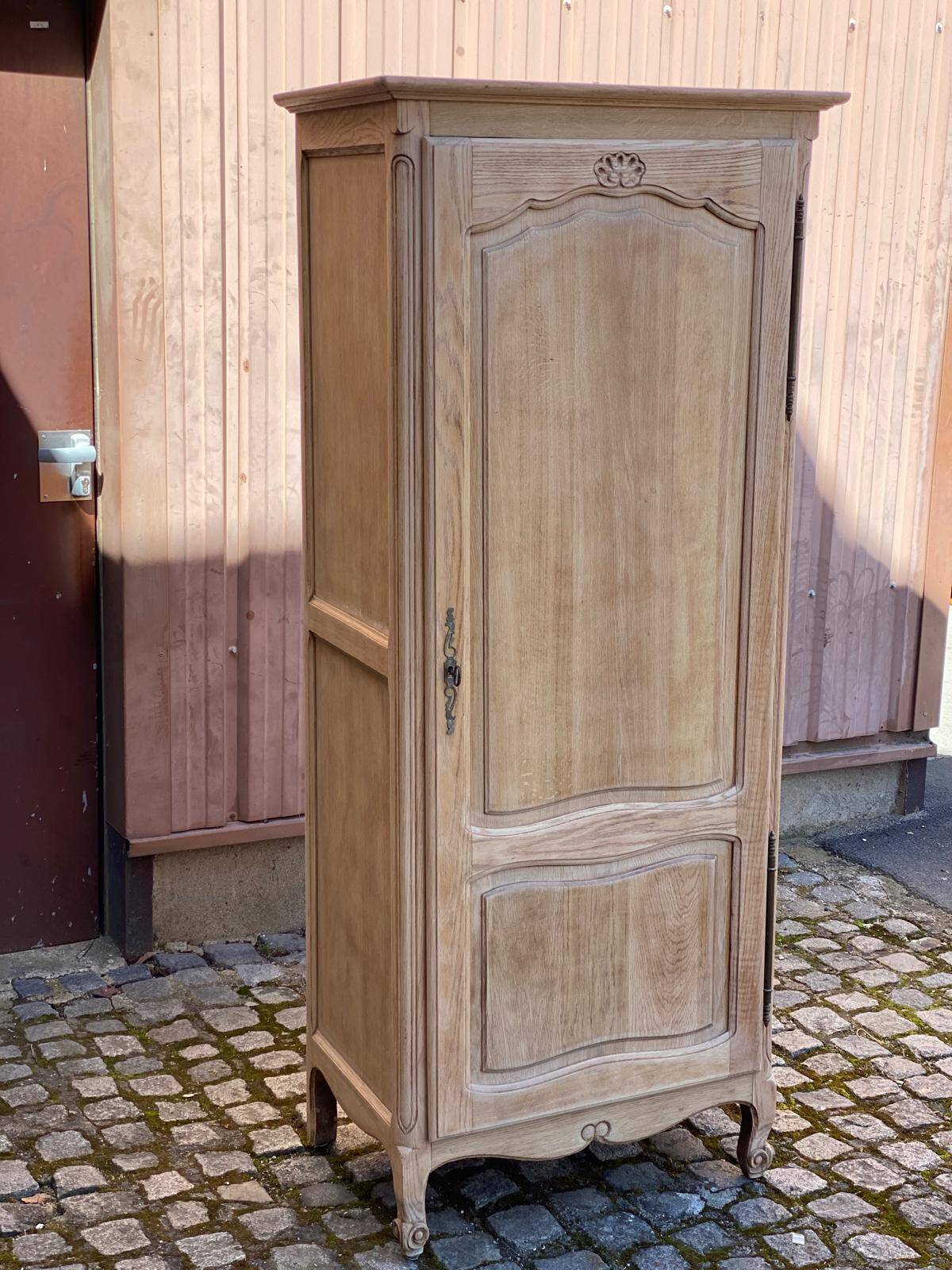 Armoire d'internat Louis XV rénovée en chêne brut bonnetière Riskoff